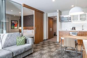 Kuchyň nebo kuchyňský kout v ubytování Hilton Montreal/Laval