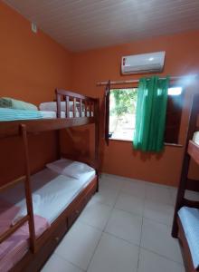 um quarto com 2 beliches e uma janela em Caju Hostel em Alter do Chão