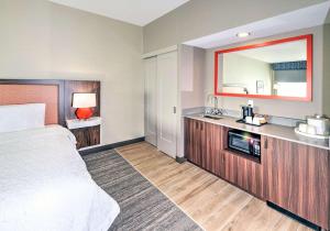 Habitación de hotel con cama y lavabo en Hampton by Hilton Ottawa, en Ottawa