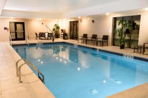 una gran piscina en un hotel con mesas y sillas en Hampton Inn & Suites Bay City, en Bay City