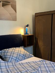 um quarto com uma cama e um candeeiro numa mesa de cabeceira em Well em Filettole
