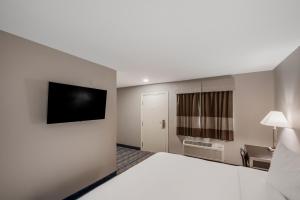 Televizors / izklaižu centrs naktsmītnē Americas Best Value Inn Farmington