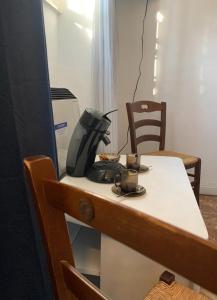 uma máquina de café sentada em cima de uma mesa em Well em Filettole