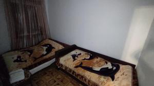 Tempat tidur dalam kamar di Гаварский уют