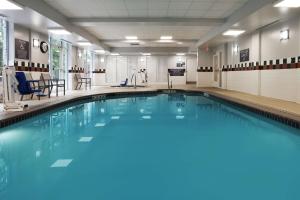 una gran piscina de agua azul en Hilton Garden Inn Birmingham SE/Liberty Park en Birmingham