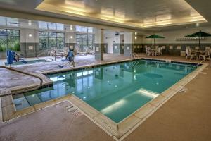 a large swimming pool in a large building at Hampton Inn Cambridge in Cambridge