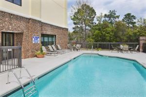 una piscina con sedie e tavoli e un edificio di Hampton Inn Columbia I-20-Clemson Road a Columbia