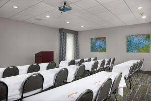 una sala conferenze con tavoli e sedie bianchi di Hampton Inn Niagara Falls a Niagara Falls