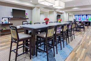 una gran sala de conferencias con una mesa larga y sillas en Hampton Inn Cranbury, en Cranbury