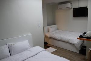 Postel nebo postele na pokoji v ubytování Starhostel Dongdaemun Suite