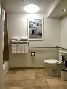 uma casa de banho com WC e uma fotografia na parede em Hampton Inn by Hilton San Diego - Kearny Mesa em San Diego