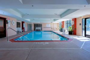 Bazén v ubytování Hampton Inn East Windsor nebo v jeho okolí