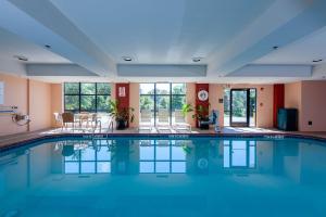 a large swimming pool in a hotel room at Hampton Inn East Windsor in East Windsor