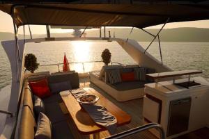 Bodrum Private Yacht Rental في بودروم: قارب مع أريكة وطاولة على السطح