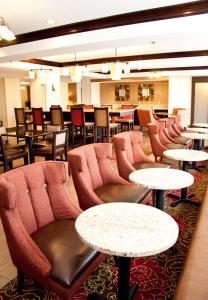 un restaurante con mesas, sillas, mesas y sillas en Hampton Inn East Windsor, en East Windsor