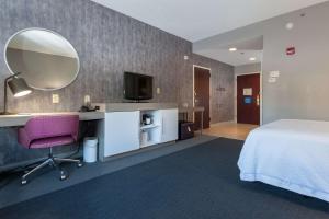 Postel nebo postele na pokoji v ubytování Hampton Inn East Windsor