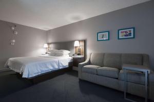 Postel nebo postele na pokoji v ubytování Hampton Inn East Windsor