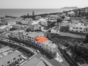 z góry widok na miasto z budynkami i ocean w obiekcie SandyBeachApartment w mieście Porto Santo