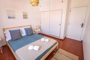 um quarto com uma cama com duas toalhas em SandyBeachApartment em Porto Santo