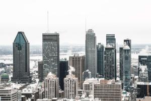 une photo en noir et blanc d'une ville avec des gratte-ciels dans l'établissement Vogue Hotel Montreal Downtown, Curio Collection by Hilton, à Montréal