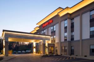 un hotel con un cartel en la parte delantera en Hampton Inn Mansfield/Ontario en Mansfield