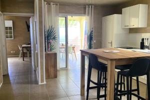 Kuhinja oz. manjša kuhinja v nastanitvi Suite Spacieuse 4 étoiles 77m2 vue mer Les Saintes