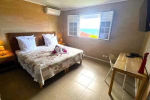 Postelja oz. postelje v sobi nastanitve Suite Spacieuse 4 étoiles 77m2 vue mer Les Saintes