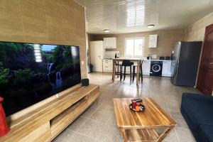 Kuhinja oz. manjša kuhinja v nastanitvi Suite Spacieuse 4 étoiles 77m2 vue mer Les Saintes
