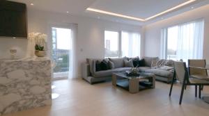 sala de estar con sofá y mesa en Chelsea Harbour 2-Bed Apartment in London, en Londres