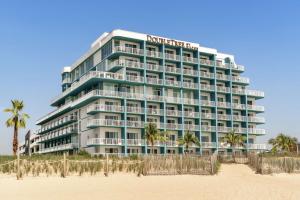 un hotel en la playa al lado de la playa en DoubleTree by Hilton Ocean City Oceanfront, en Ocean City