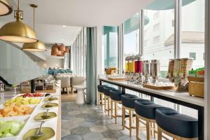 um restaurante com um longo balcão com cadeiras e comida em DoubleTree by Hilton Ocean City Oceanfront em Ocean City
