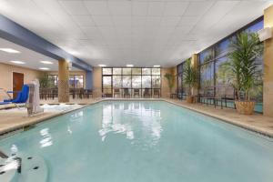 einen Pool mit blauem Wasser in einem Hotelzimmer in der Unterkunft Embassy Suites San Antonio Airport in San Antonio