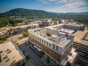 uma vista aérea de uma cidade com edifícios em Hilton Asheville Biltmore Park em Asheville