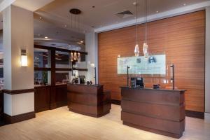 アッシュビルにあるHilton Asheville Biltmore Parkのレジ付きレストランロビー +65枚の写真