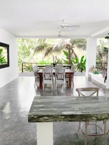 una sala da pranzo con tavolo e sedie di Villa Playa Tayrona, Los Naranjos a Los Naranjos
