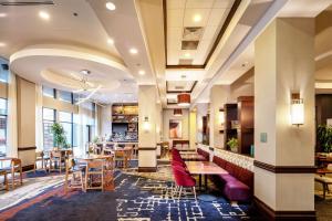 アッシュビルにあるHilton Asheville Biltmore Parkのテーブルと椅子のあるホテルのロビー