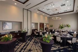 アッシュビルにあるHilton Asheville Biltmore Parkの花の飾られた宴会場