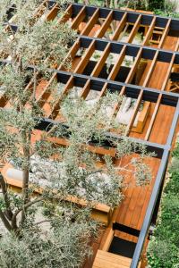 une vue de tête d'un bâtiment avec des plantes en pot dans l'établissement Oceana Santa Monica, LXR Hotels & Resorts, à Los Angeles