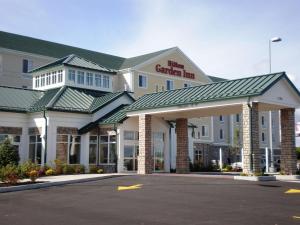 un hotel con un estacionamiento delante de él en Hilton Garden Inn Watertown, en Watertown