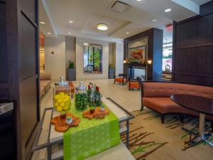 - un hall avec une table et des fruits dans l'établissement The Hilton Garden Inn Buffalo-Downtown, à Buffalo