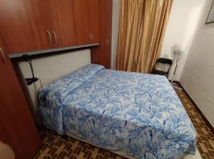 トッレ・デッレ・ステッレにあるSagittario Houseのベッドルーム1室(青い毛布付きのベッド1台付)