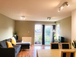 un soggiorno con divano e tavolo di City centre 2 bedroom flat sleeps 7 with free parking a Edimburgo