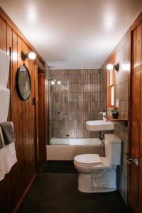 uma casa de banho com um WC, um lavatório e uma banheira em The Leeway em Mount Tremper