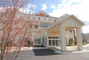 um hotel com um gazebo em frente a um edifício em Hilton Garden Inn Charlotte/Concord em Concord