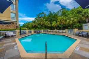 Swimmingpoolen hos eller tæt på DoubleTree by Hilton North Charleston - Convention Center