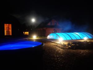 JugówにあるSowiogórska Ostojaの夜の青いドームのある建物
