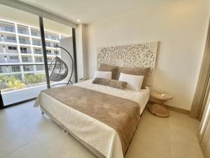ein Schlafzimmer mit einem großen Bett und einem großen Fenster in der Unterkunft Apartamento de Lujo Morros Zóe - Manzanillo - Cartagena in Cartagena de Indias