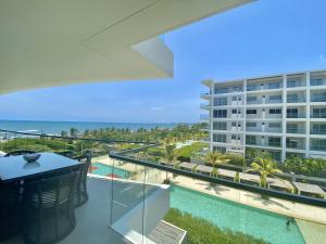 vistas a la piscina desde el balcón de un edificio en Apartamento de Lujo Morros Zóe - Manzanillo - Cartagena, en Cartagena de Indias
