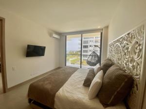 - une chambre avec un grand lit et une grande fenêtre dans l'établissement Apartamento de Lujo Morros Zóe - Manzanillo - Cartagena, à Carthagène des Indes