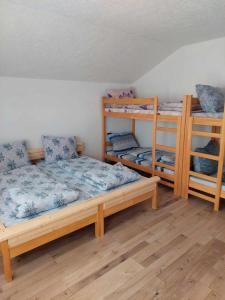Zimmer mit 2 Etagenbetten in einem Zimmer in der Unterkunft Restoran BMB in Odžak